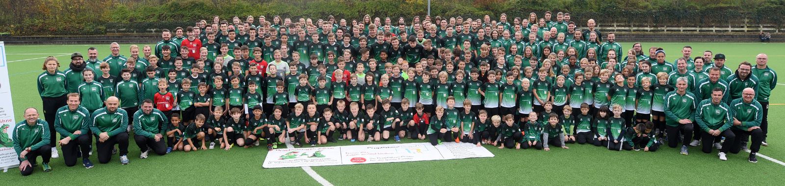 Mannschaftsfoto TSV Sondelfingen — die Praxis Dres. Luzzi unterstützt den Verein als Sponsor
